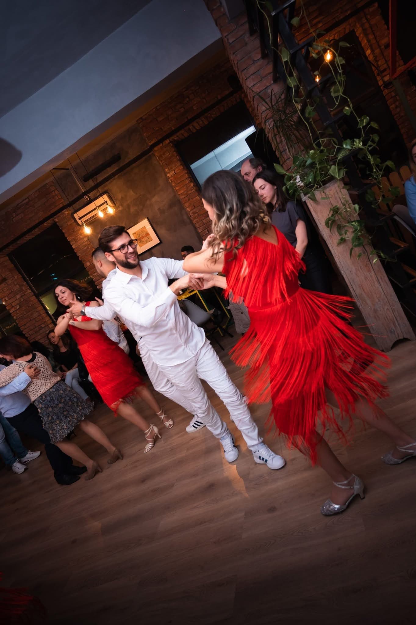 Un cuplu dansând la o petrecere BAILArte